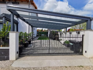 Modern, üvegfedésű autóbeálló, egyedi ragasztott fa szerkezettel. Deluxe Building 1