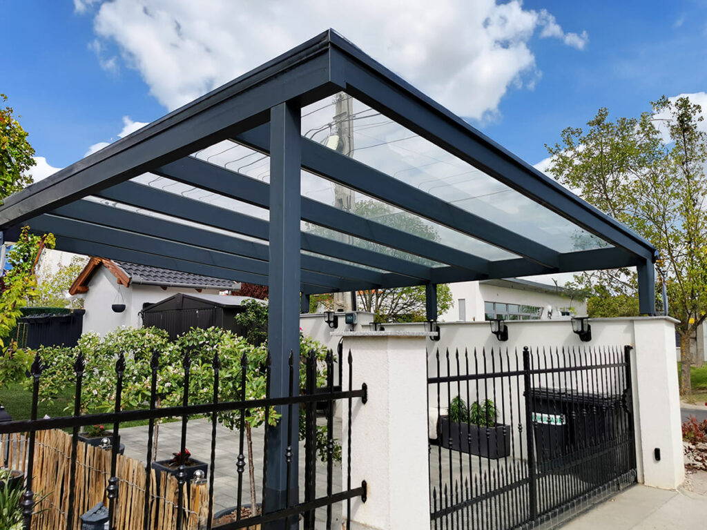 Modern, üvegfedésű autóbeálló, egyedi ragasztott fa szerkezettel. Deluxe Building 2
