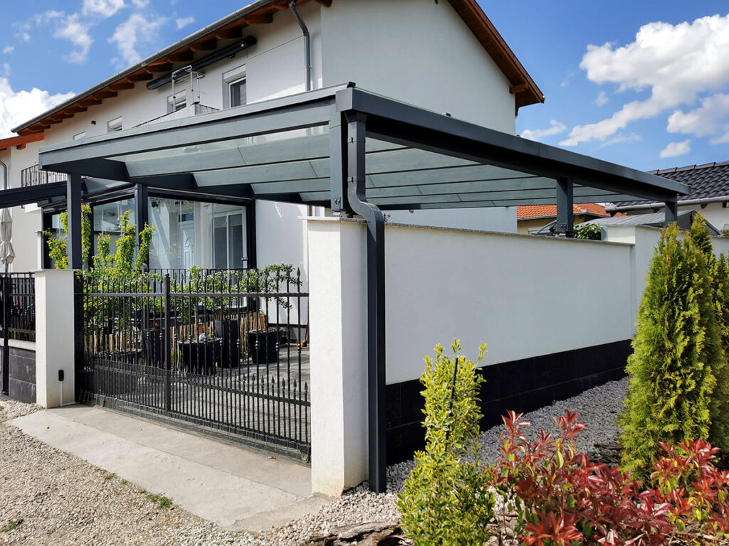 Modern, üvegfedésű autóbeálló, egyedi ragasztott fa szerkezettel. Deluxe Building 4