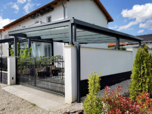 Modern, üvegfedésű autóbeálló, egyedi ragasztott fa szerkezettel. Deluxe Building 4