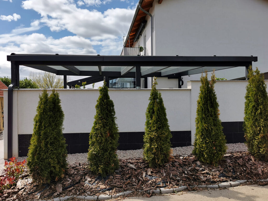 Modern, üvegfedésű autóbeálló, egyedi ragasztott fa szerkezettel. Deluxe Building 5