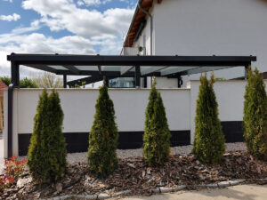 Modern, üvegfedésű autóbeálló, egyedi ragasztott fa szerkezettel. Deluxe Building 5
