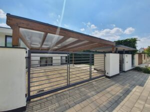 Modern fa szerkezetű autóbeálló, füst színű polikarbonát tetővel. Két autó számára ideális méret. Deluxe Building 5