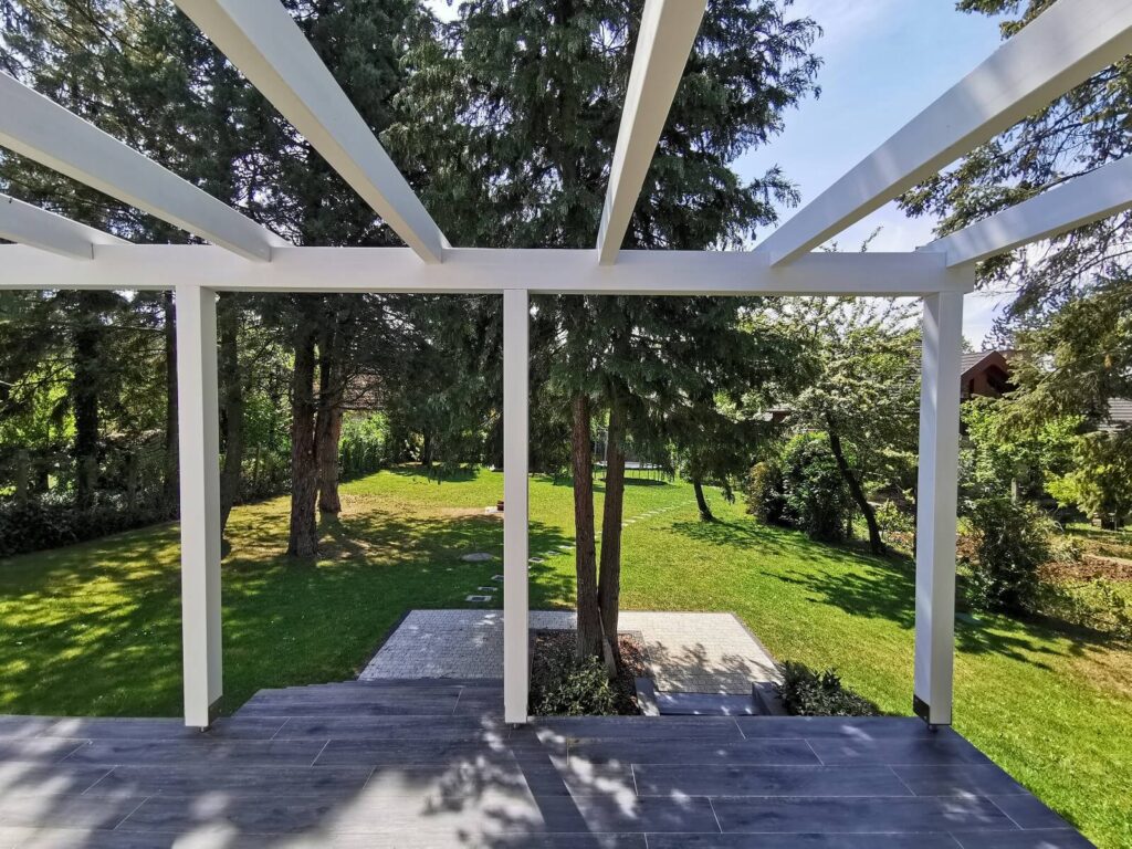 Letisztult fehér pergola