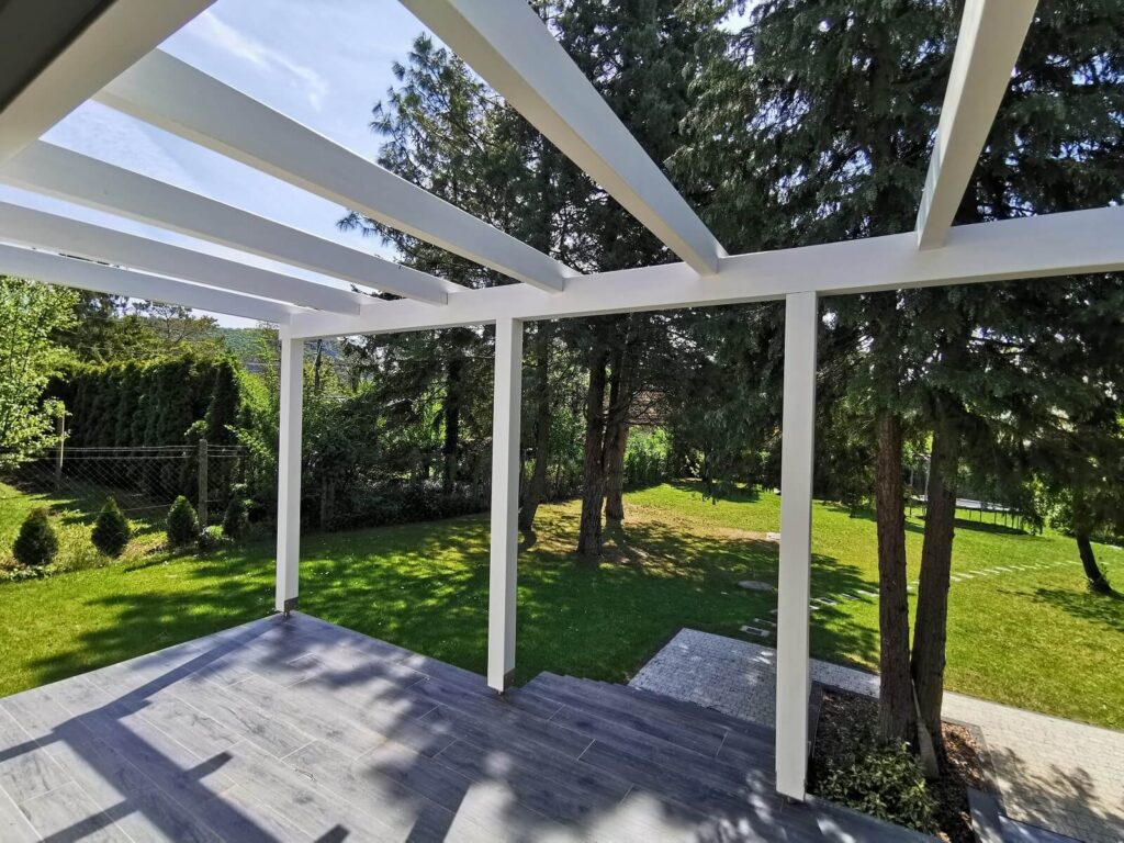 Letisztult fehér pergola