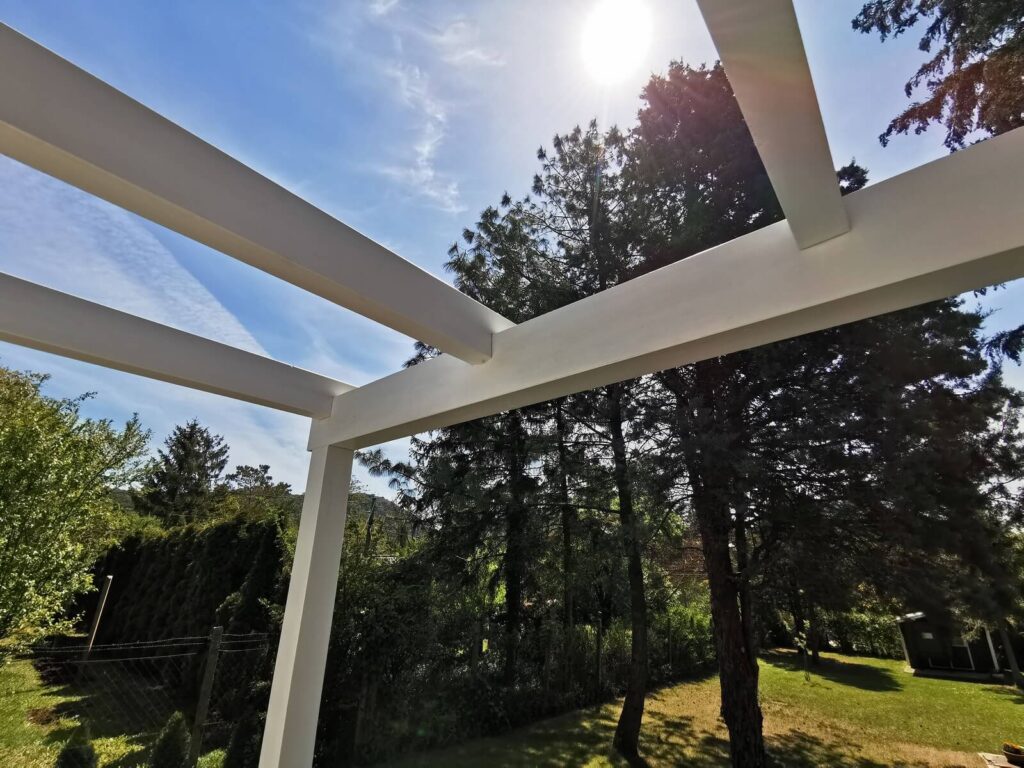 Letisztult fehér pergola