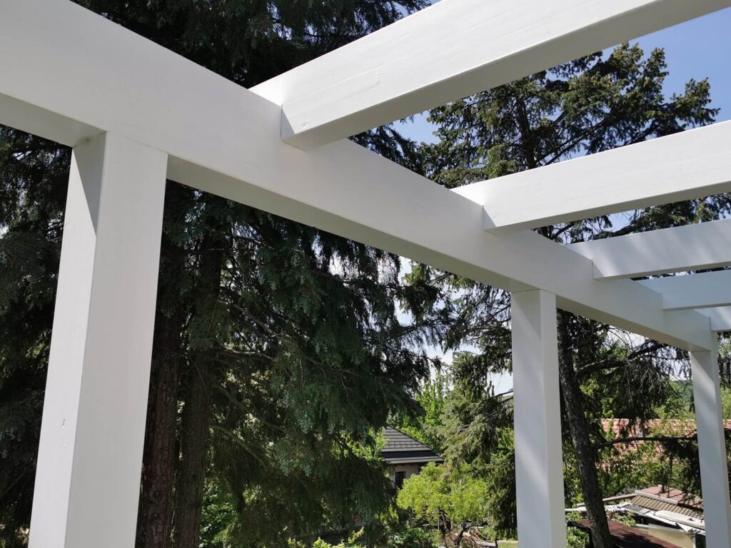 Letisztult fehér pergola