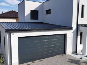 Rétegragasztott fa szerkezetű dupla zárt garázs, szendvicspanel tetővel és Hörmann garázskapuval. Deluxe Building 1