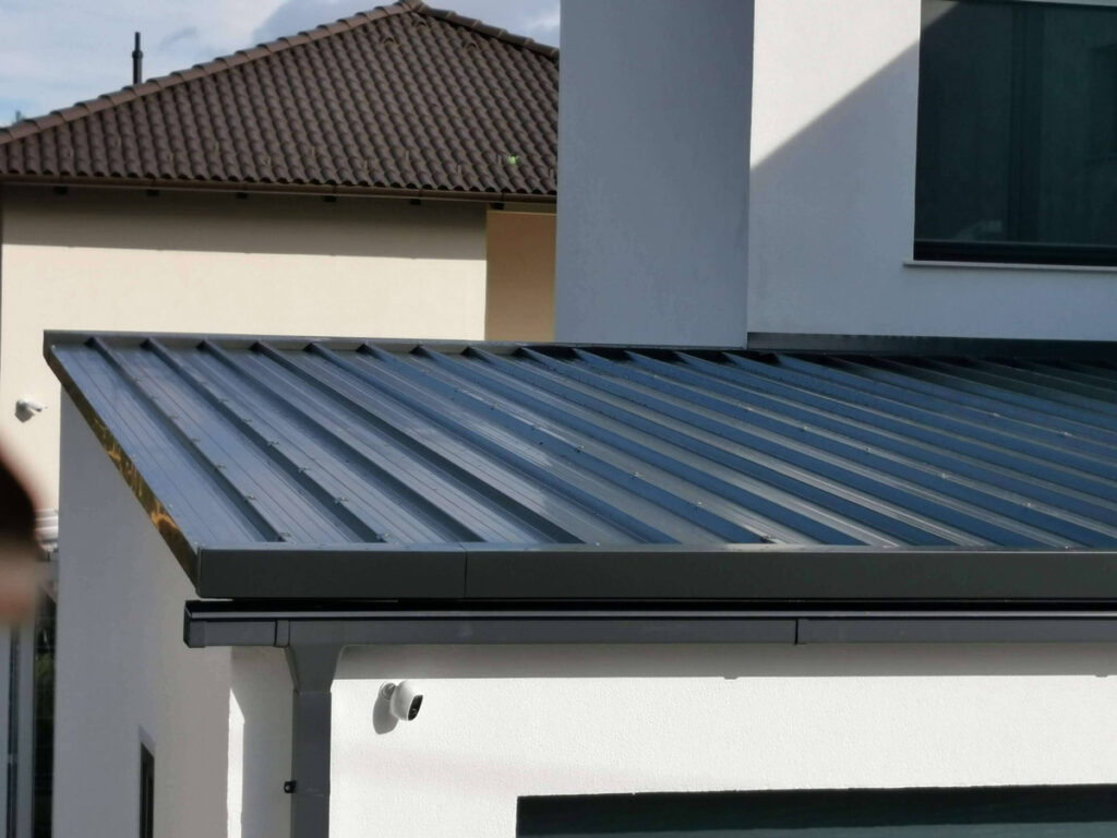 Rétegragasztott fa szerkezetű dupla zárt garázs, szendvicspanel tetővel és Hörmann garázskapuval. Deluxe Building 3
