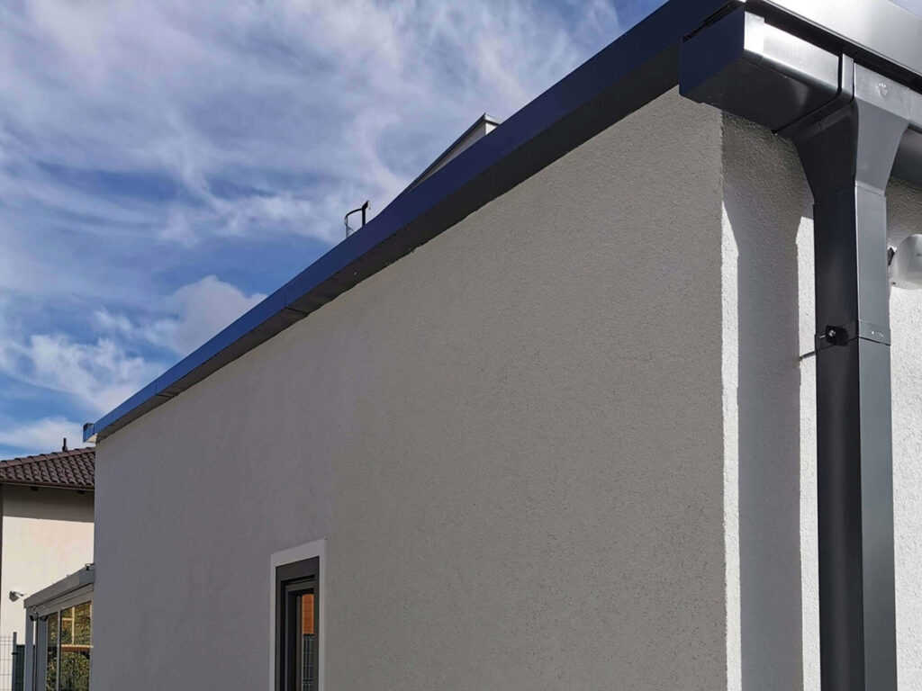 Rétegragasztott fa szerkezetű dupla zárt garázs, szendvicspanel tetővel és Hörmann garázskapuval. Deluxe Building 5