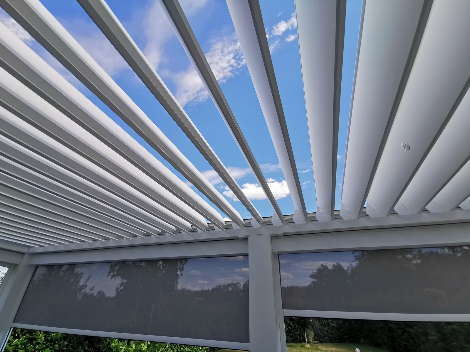 teraszfed-sek-fajt-i-nyitott-pergola-rny-kol-v-szon
