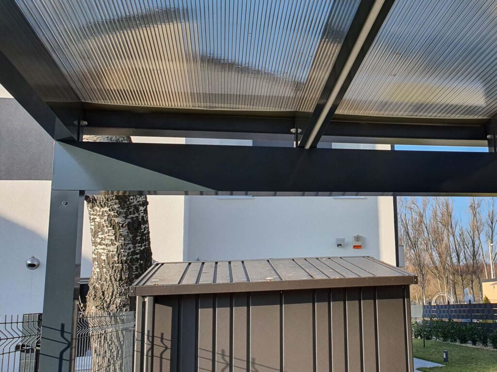 aluminium_kocsibeallo_polikarbonat_fedes_LED_csikok_Deluxe_Building1
