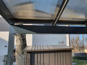 aluminium_kocsibeallo_polikarbonat_fedes_LED_csikok_Deluxe_Building1