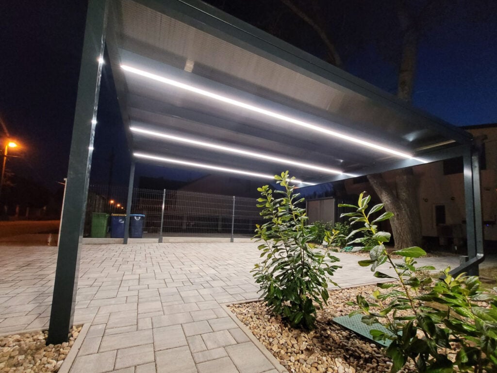 aluminium_kocsibeallo_polikarbonat_fedes_LED_csikok_Deluxe_Building12