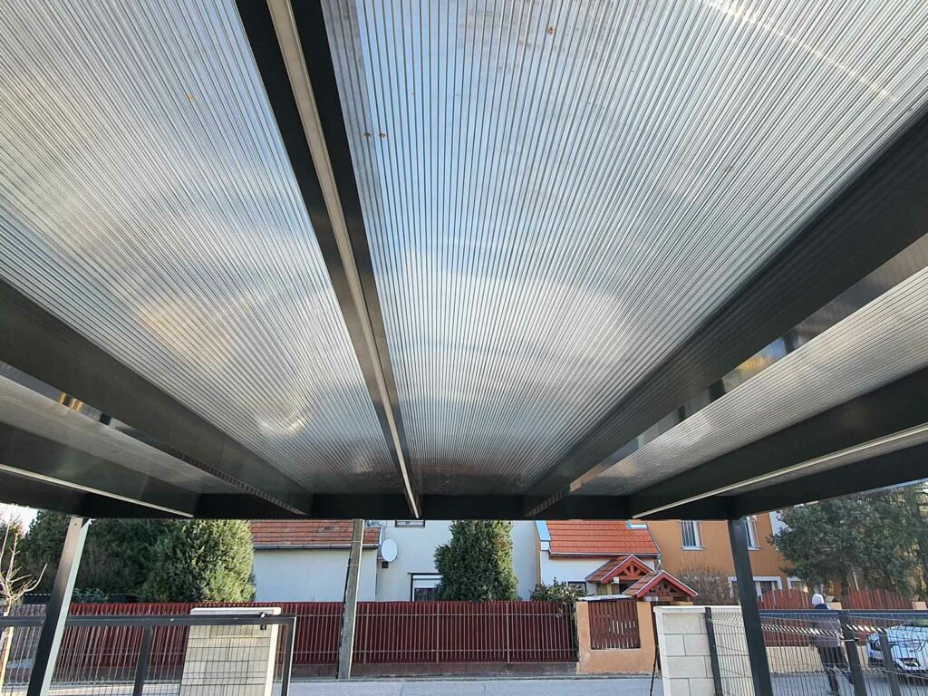 aluminium_kocsibeallo_polikarbonat_fedes_LED_csikok_Deluxe_Building3