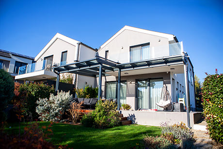 Ajánlatkérés, egyedi teraszfedés, bioklimatikus pergola, zárt terasz, télikert, Palram előregyártott teraszfedés, előtető, kerti pavilon, pergola, Deluxe Building