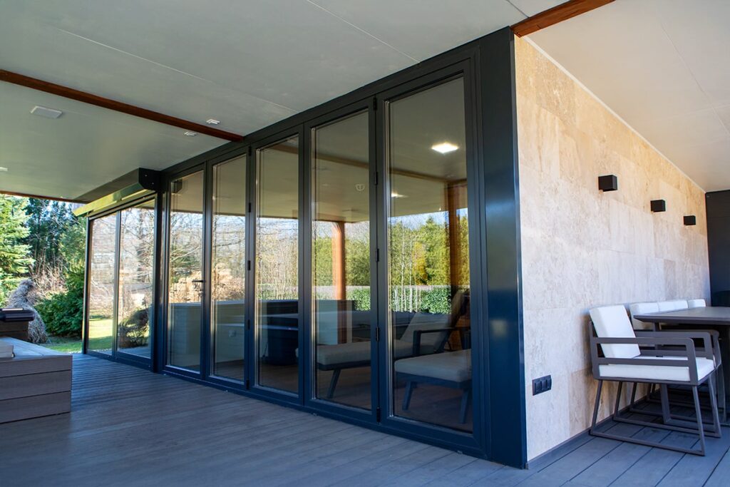 Deluxe Building prémium wellness ház jakuzzival és szaunával az otthoni luxus pihenésért.