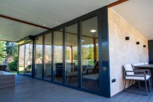 Deluxe Building prémium wellness ház jakuzzival és szaunával az otthoni luxus pihenésért.