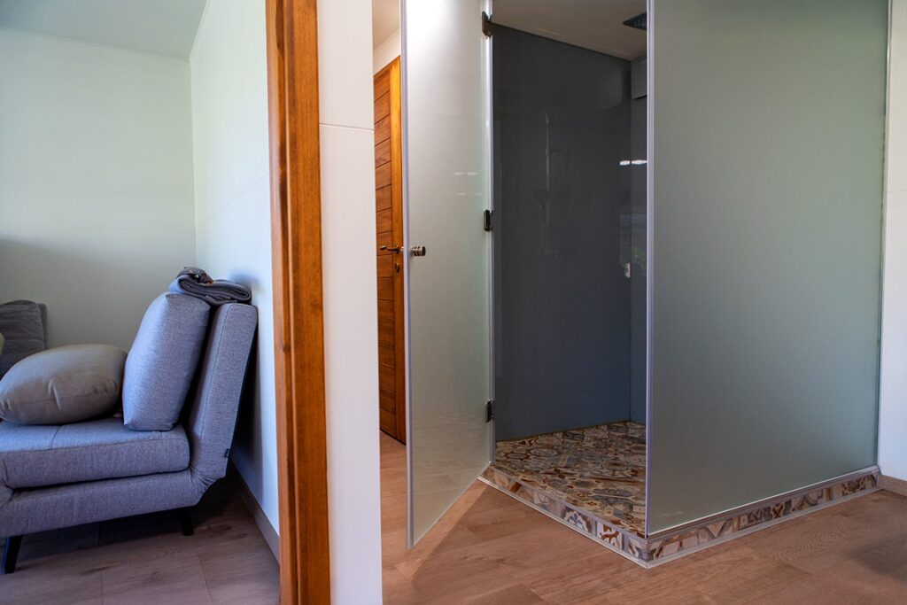 Deluxe Building prémium wellness ház jakuzzival és szaunával az otthoni luxus pihenésért.