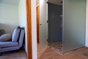Deluxe Building prémium wellness ház jakuzzival és szaunával az otthoni luxus pihenésért.