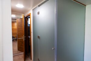 Deluxe Building prémium wellness ház jakuzzival és szaunával az otthoni luxus pihenésért.