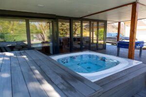 Deluxe Building prémium wellness ház jakuzzival és szaunával az otthoni luxus pihenésért.