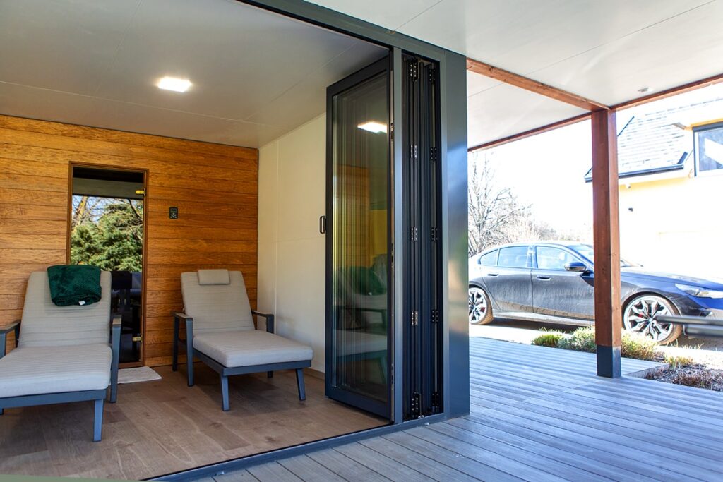 Deluxe Building prémium wellness ház jakuzzival és szaunával az otthoni luxus pihenésért.