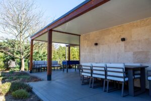 Deluxe Building prémium wellness ház jakuzzival és szaunával az otthoni luxus pihenésért.