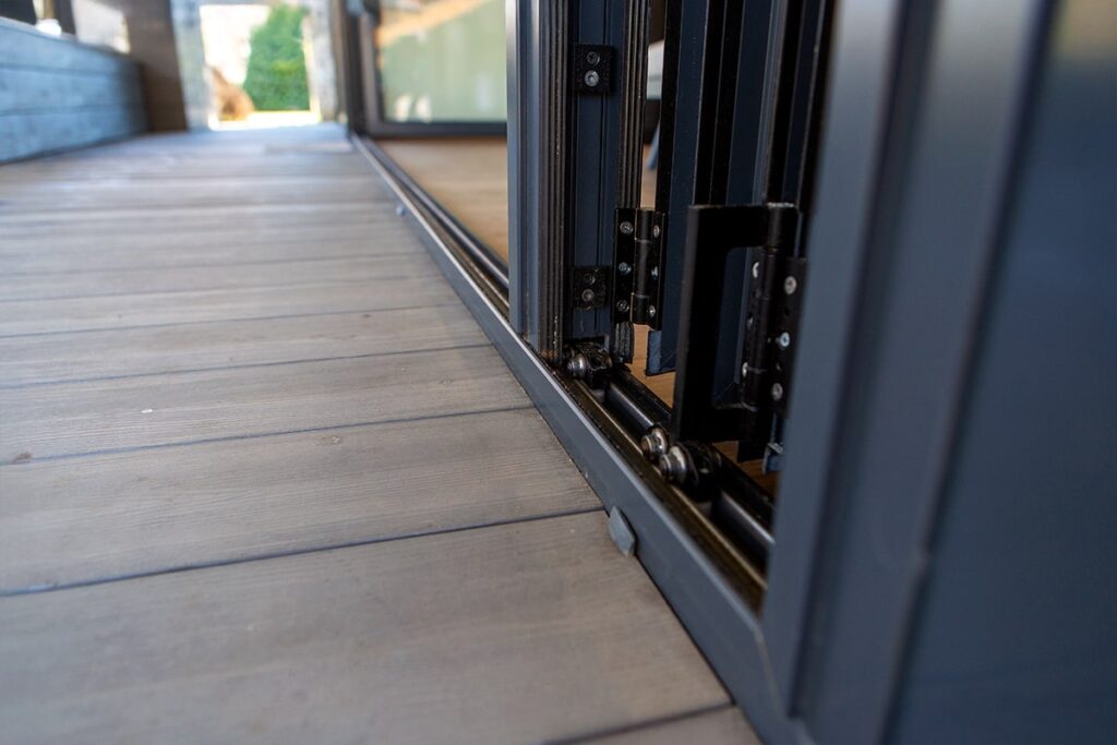 Deluxe Building prémium wellness ház jakuzzival és szaunával az otthoni luxus pihenésért.