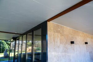 Deluxe Building prémium wellness ház jakuzzival és szaunával az otthoni luxus pihenésért.