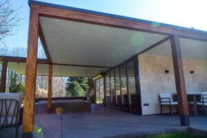 Deluxe Building prémium wellness ház jakuzzival és szaunával az otthoni luxus pihenésért.