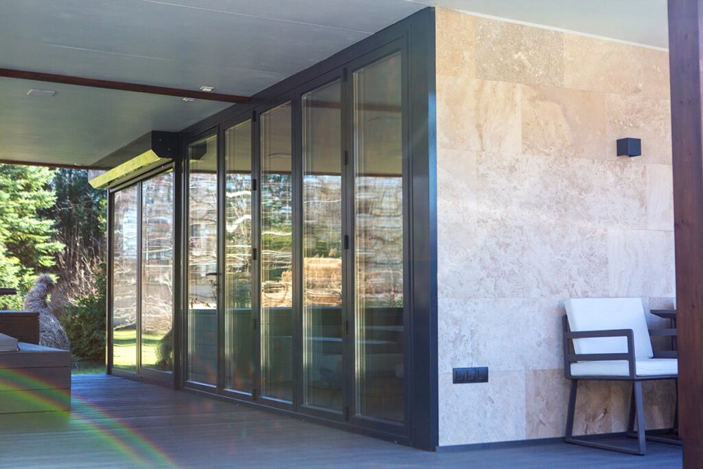 Deluxe Building prémium wellness ház jakuzzival és szaunával az otthoni luxus pihenésért.