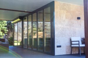 Deluxe Building prémium wellness ház jakuzzival és szaunával az otthoni luxus pihenésért.