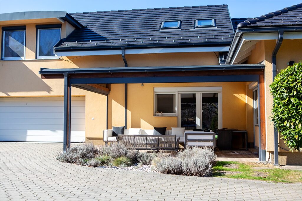 Deluxe Building fedett terasz fa szerkezettel és elektromos szúnyoghálóval