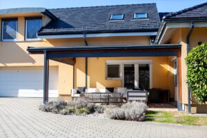 Deluxe Building fedett terasz fa szerkezettel és elektromos szúnyoghálóval