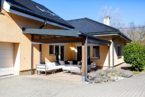 Deluxe Building fedett terasz fa szerkezettel és elektromos szúnyoghálóval