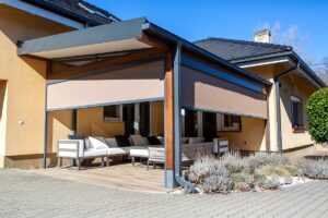 Deluxe Building fedett terasz fa szerkezettel és elektromos szúnyoghálóval