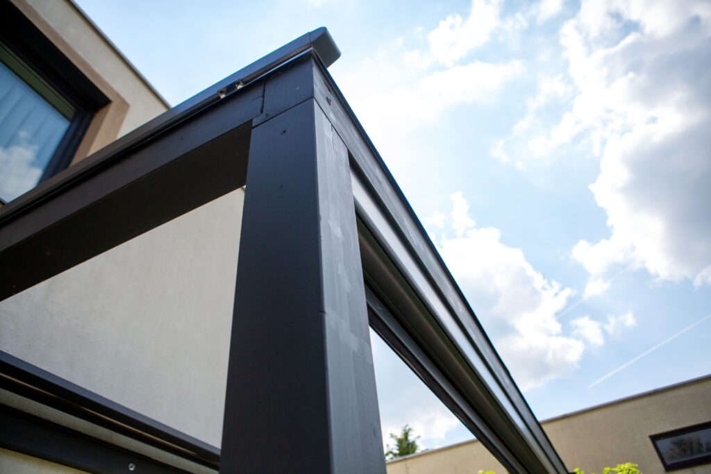 Deluxe Building fa szerkezetes teraszfedés modern antracit színben
