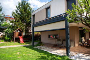 Deluxe Building fa szerkezetes teraszfedés modern antracit színben