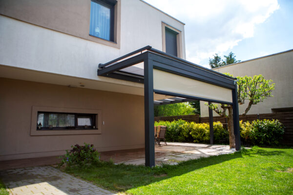 Deluxe Building fa szerkezetes teraszfedés modern antracit színben