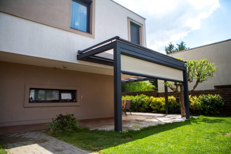 Deluxe Building fa szerkezetes teraszfedés modern antracit színben