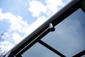 Deluxe Building előre gyártott XIMAX Portoforte dupla tandem autóbeálló fekete színben