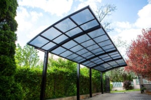 Deluxe Building előre gyártott XIMAX Portoforte dupla tandem autóbeálló fekete színben