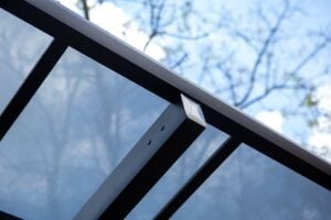 Deluxe Building előre gyártott XIMAX Portoforte dupla tandem autóbeálló fekete színben