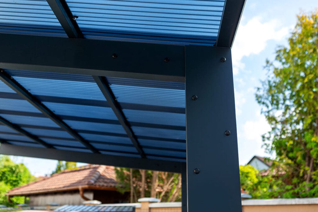 ximax-wing-aluminium-kocsibeallo-autobeallo-polikarbonat-teto-integralt-csatorna-deluxe-building-tarsashaz-parkolas