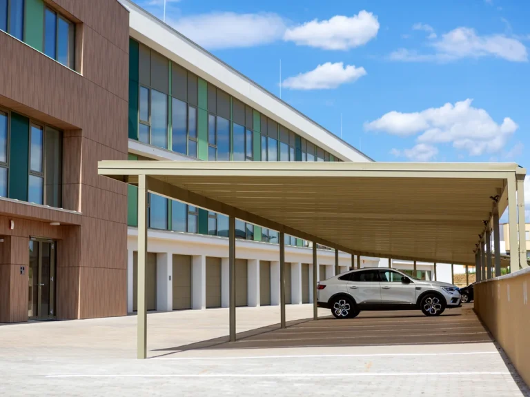 Alumínium fedett parkoló, lakóparkoknak, céges telephelyekre, vállalati parkolók építése