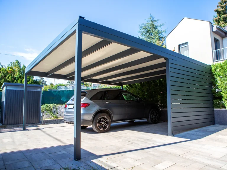 Alumínium kocsibeálló, dupla autóbeálló, antracit színű modern beálló elektromos töltőállomással