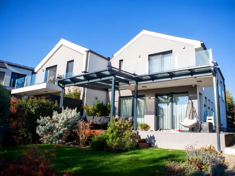 Alumínium terasz, nyitott teraszfedés üveg tetővel és automata árnyékolóval