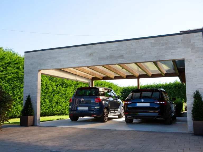 Fa kocsibeálló, egyedi tervezésű nyitott autóbeálló, terméskő borítással