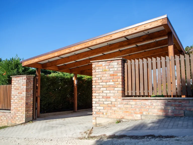 Fa kocsibeálló napelemes fedéssel, két autó számára építve